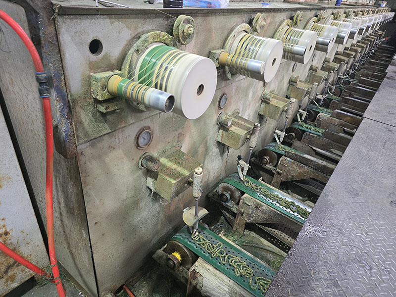 Raw material machine for curly yarn